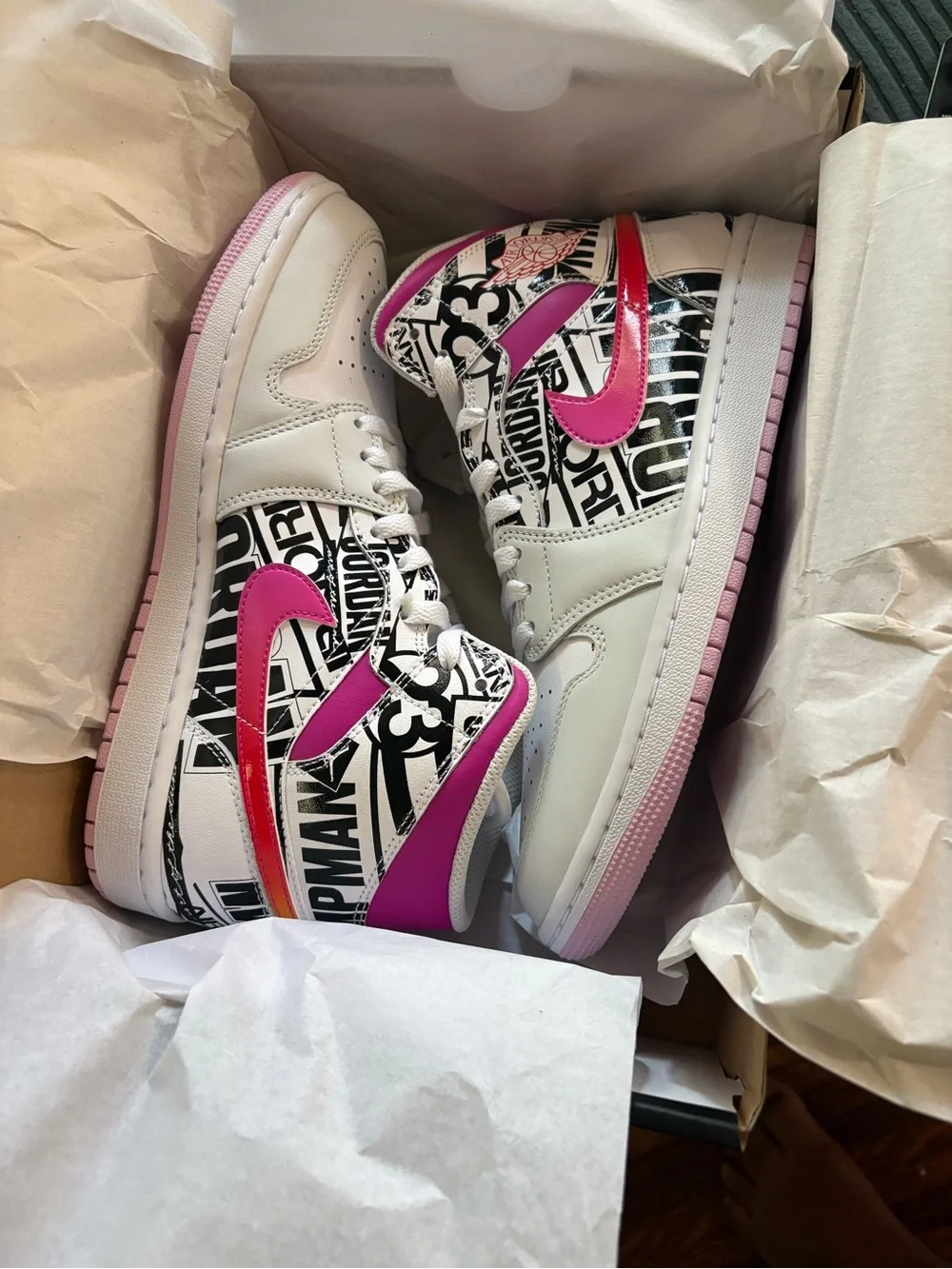NWT AJ1 mids (wmns 9/ mns 7.5)